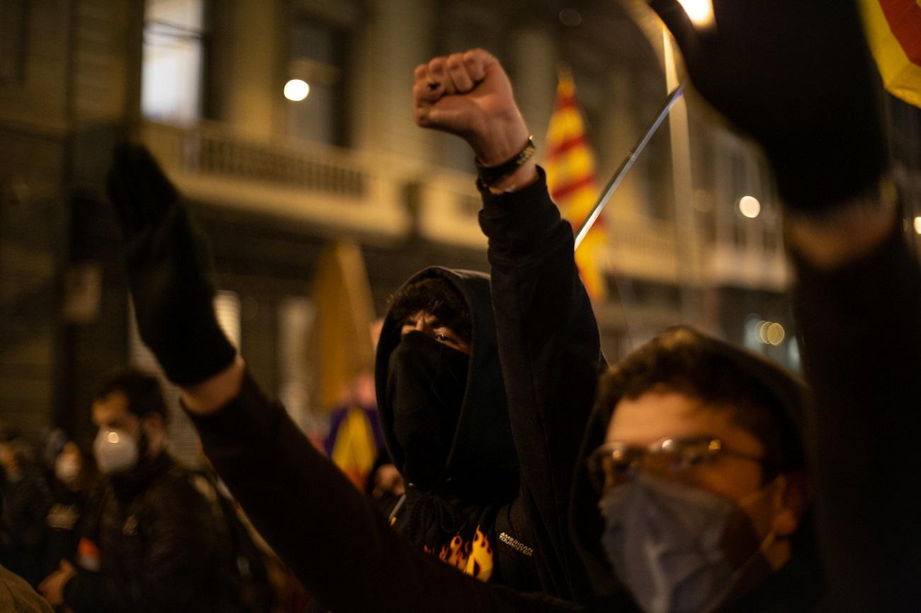 Varias personas participan en una manifestación contra el encarcelamiento del rapero y poeta Pablo Hasel, en Barcelona, Catalunya (España). Fuente: Europa Press.
