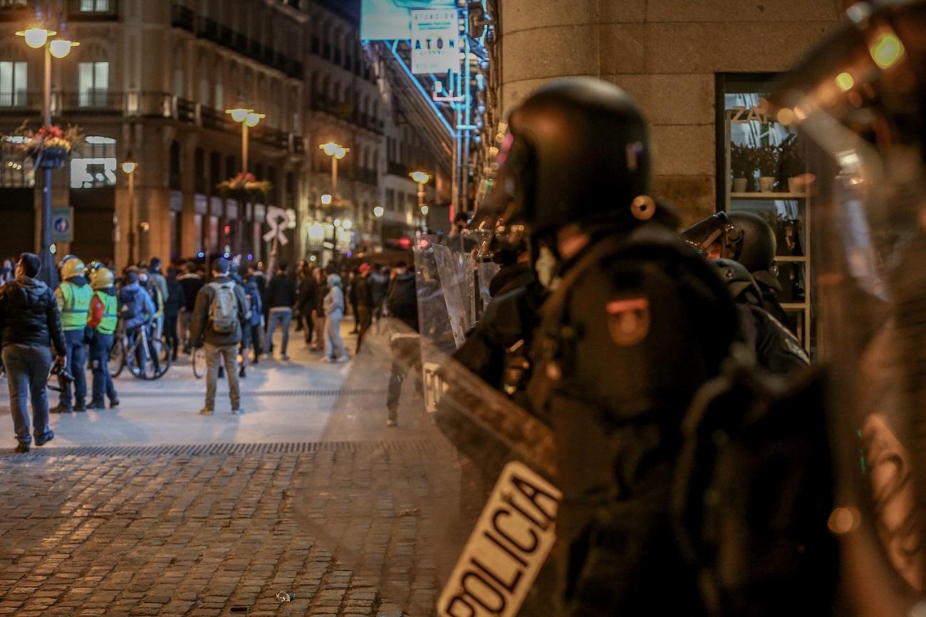 Varios agentes de la Policía Nacional durante una manifestación contra el encarcelamiento del rapero y poeta Pablo Hasel. Fuente: Europa Press.