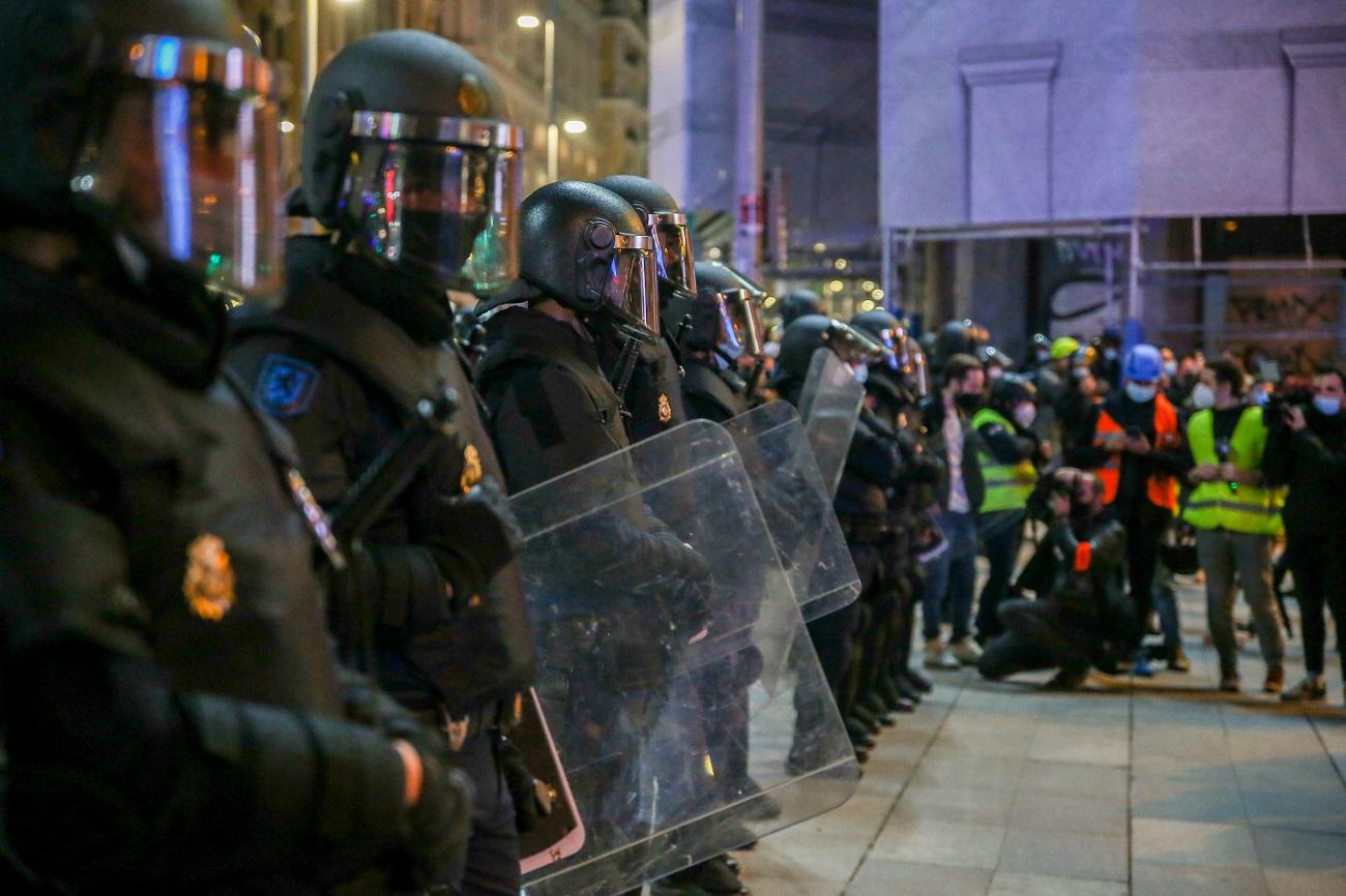 Varios policías nacionales durante una manifestación contra el encarcelamiento de Pablo Hasel, en Madrid. Fuente: Europa Press.