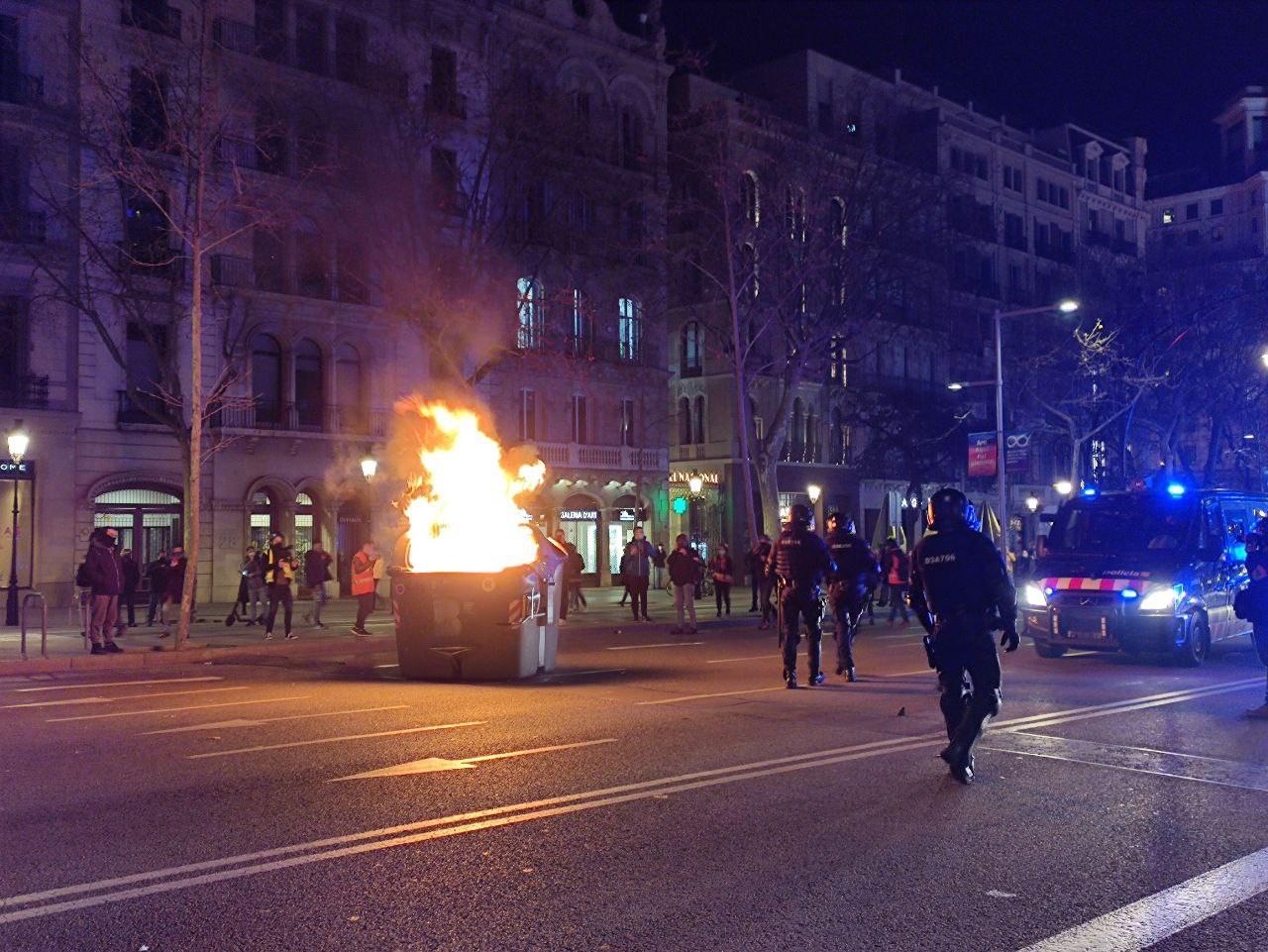 Queman un contenedor en el paseo de Gràcia de Barcelona durante la manifestación en apoyo a Pablo Hasel. Fuente: EP.