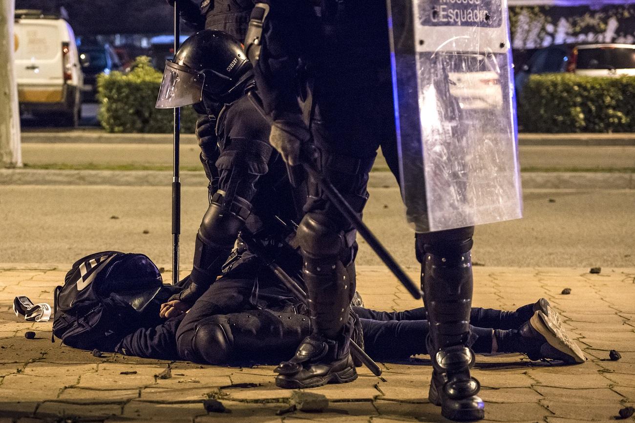 Antidisturbios de los Mossos d'Esquadra arrestan a un manifestante. Fuente: Europa Press.