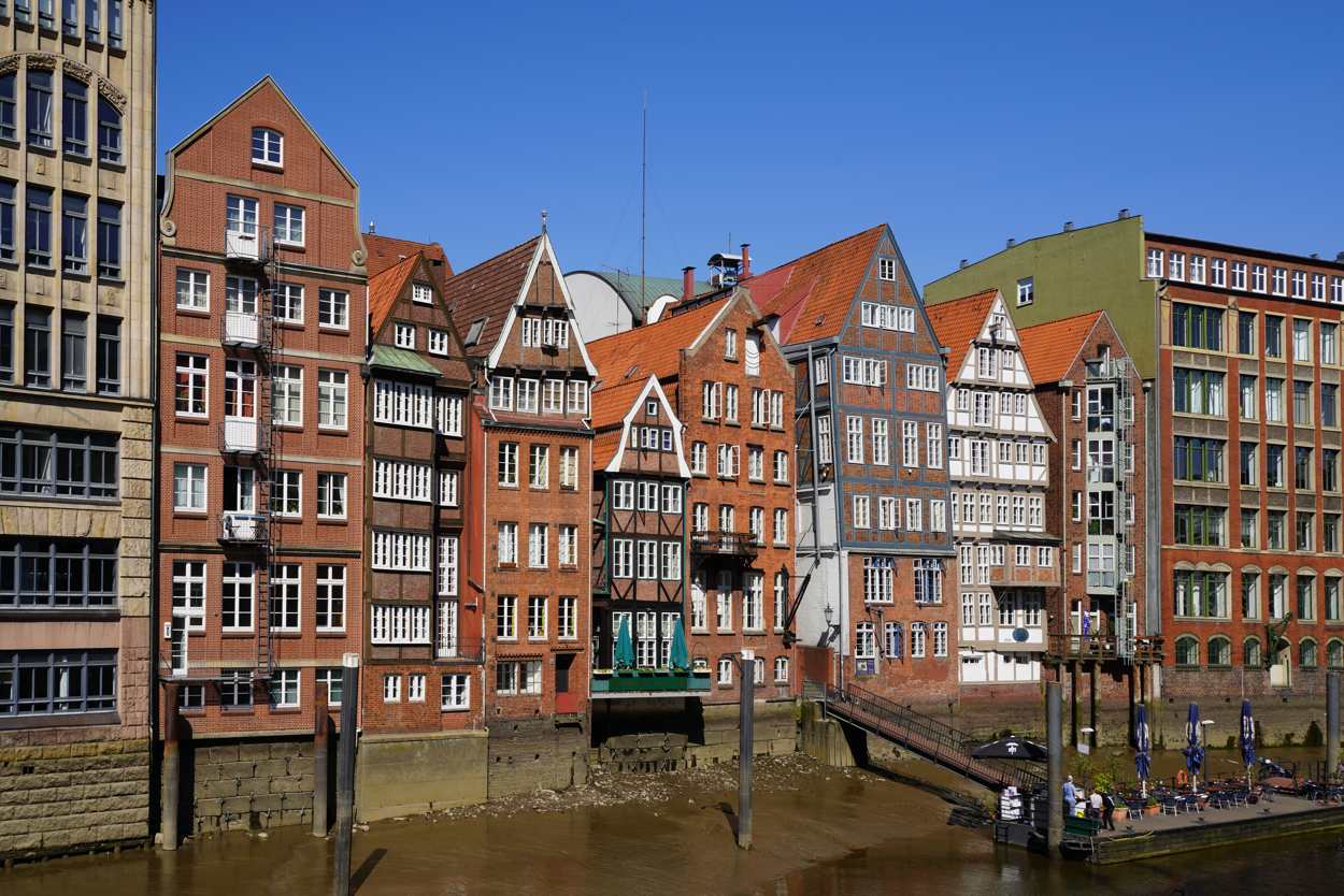 Trasera de la calle Deichstrasse, donde se conservan algunos de los almacenes más antiguos y muestran el uso mixto de los edificios, abiertos al canal por un lado, y por otro, a la ciudad