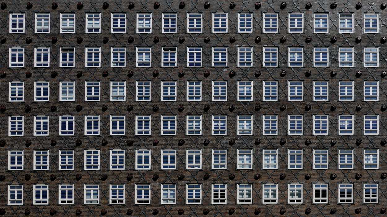 Chilehaus llenó su fachada de ventanas, dispuestas de forma simétrica, para proporcionar a los trabajadores luz y ventilación