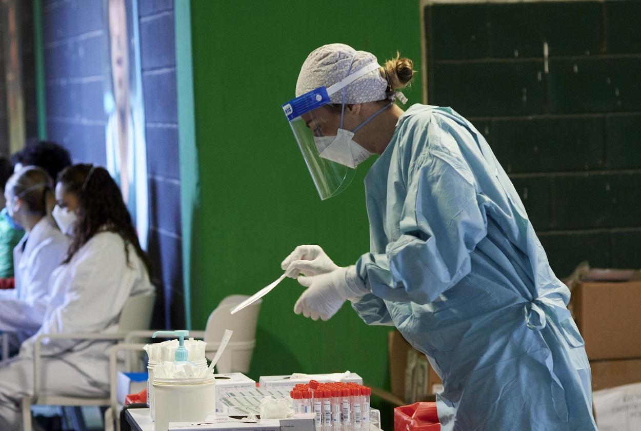 Una trabajadora sanitaria se prepara para realizar un test de antígenos. Europa Press