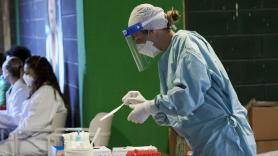 Una trabajadora sanitaria se prepara para realizar un test de antígenos. Europa Press
