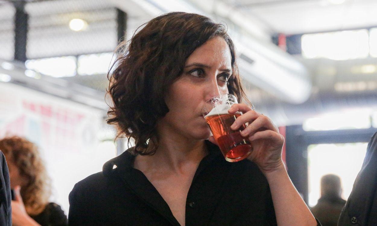 Isabel Díaz Ayuso, presidenta de la Comunidad de Madrid, toma una cerveza en un bar de la ciudad. EP