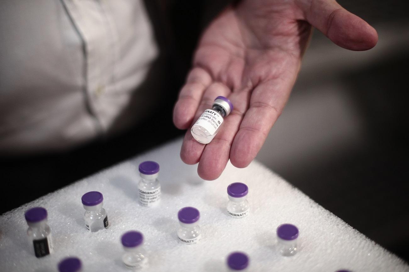 Un profesional sanitario sostiene una dosis de la vacuna contra la COVID-19 de AstraZeneca. Fuente: Europa Press.