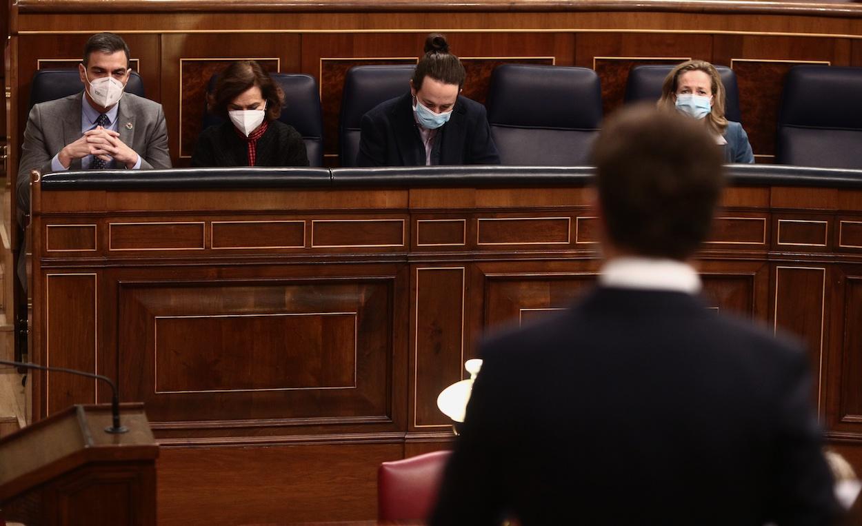 El Gobierno atiende a Pablo Casado durante una sesión de control