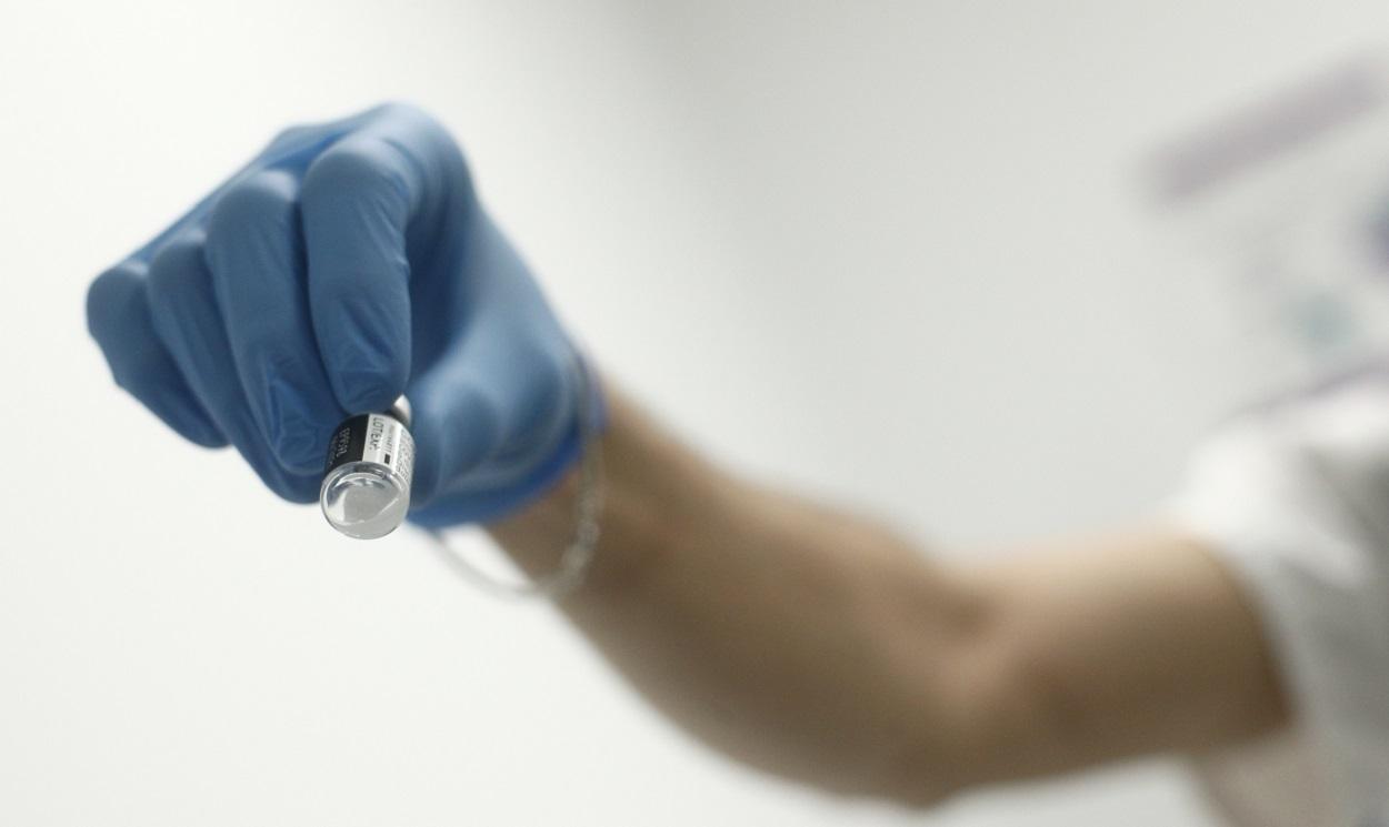 Un sanitario sostiene una vacuna en su mano. EP