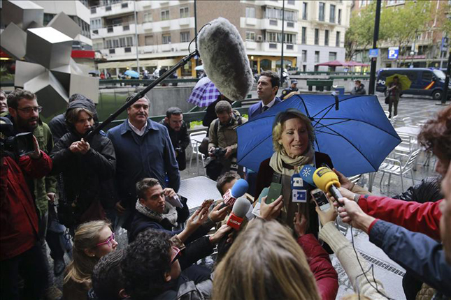 Denuncian presiones del PP a los medios para publicar una encuesta “falsa y manipulada” en la que vence Aguirre