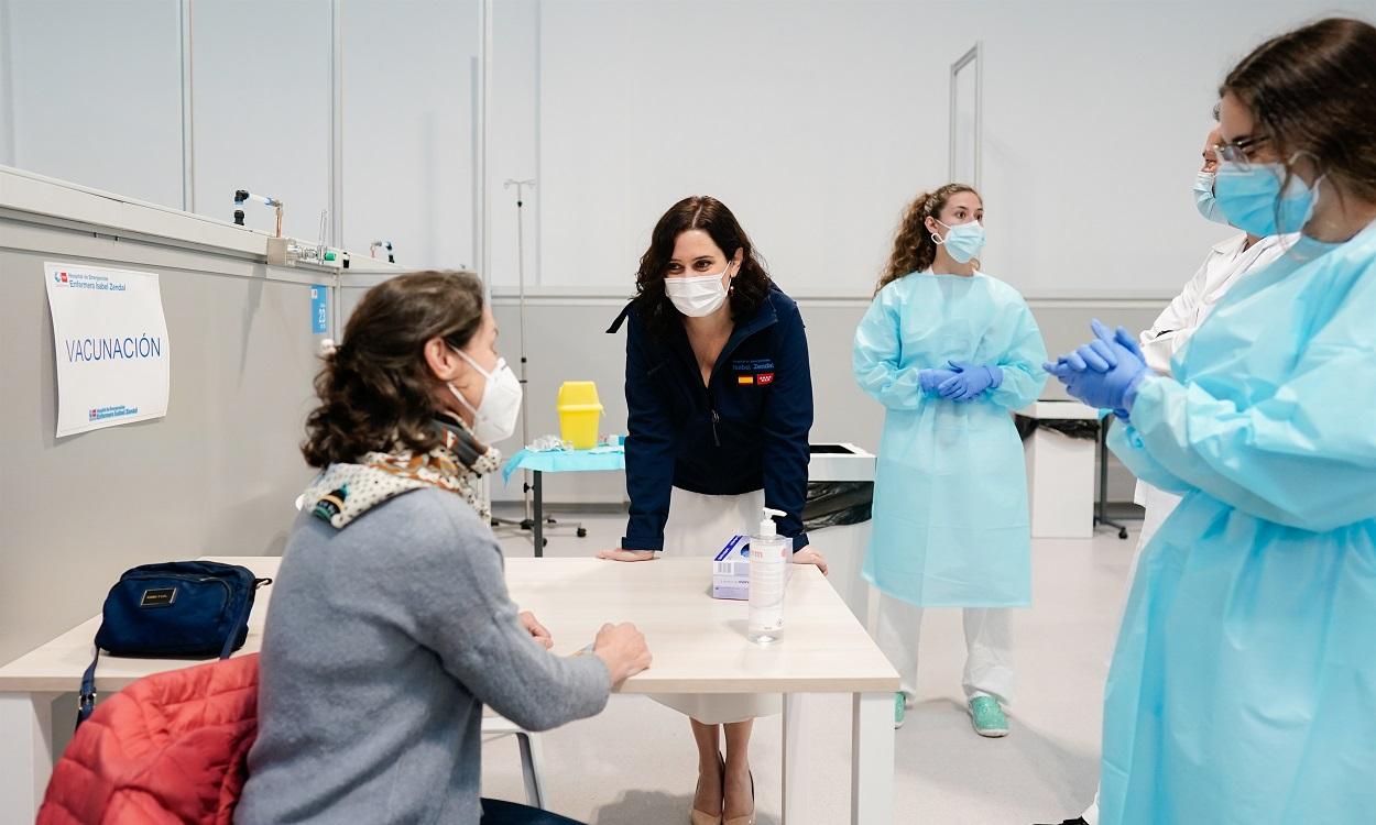 La presidenta de la Comunidad de Madrid, Isabel Díaz Ayuso, durante su visita al Hospital Isabel Zendal. EP