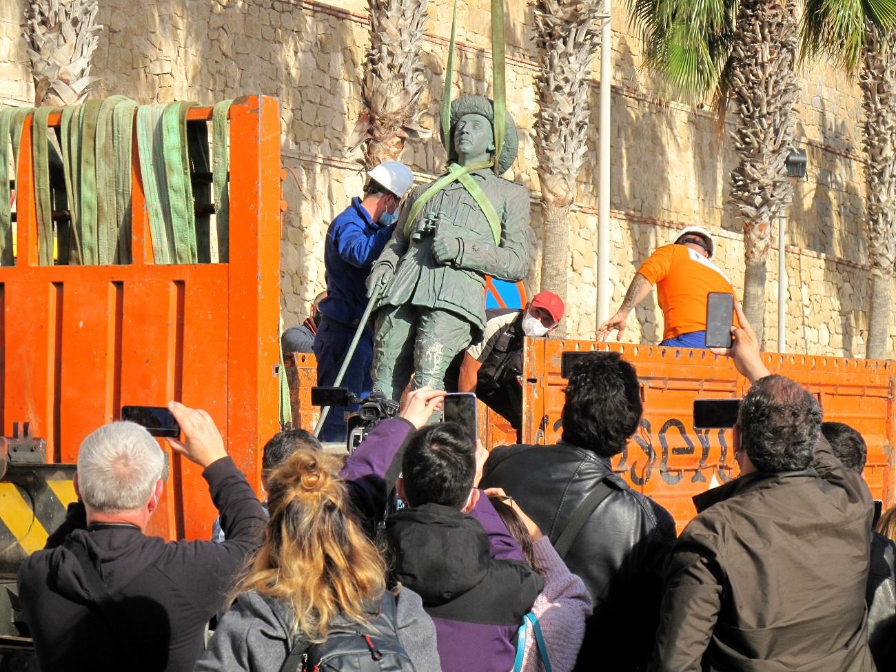 Una grúa retira la estatua de Franco situada en frente a la muralla de ‘Melilla La Vieja’. Fuente: Europa Press.