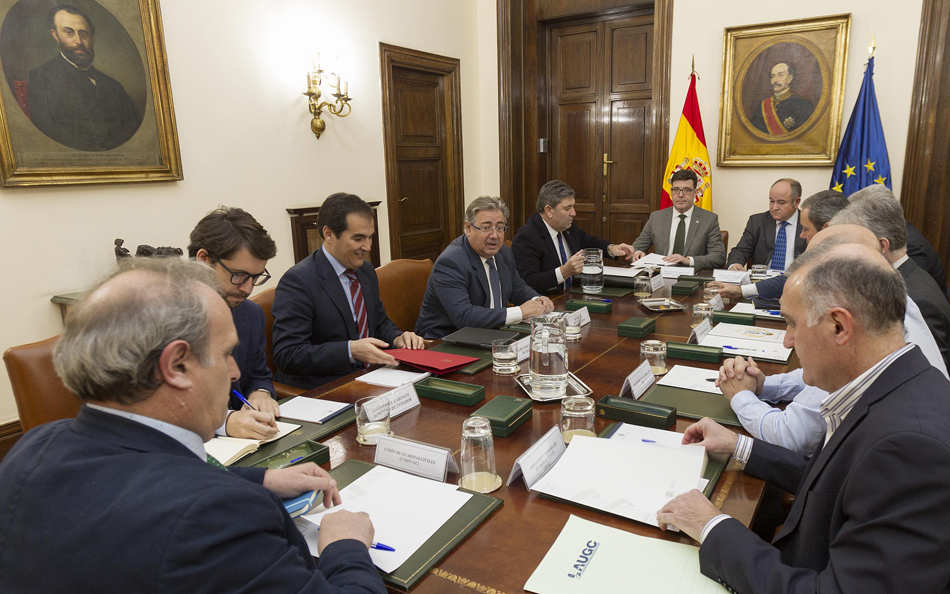 El ministro del Interior, Juan Ignacio Zoido, y el secretario de Estado de Seguridad, en una reunión con representantes de los guardias civiles