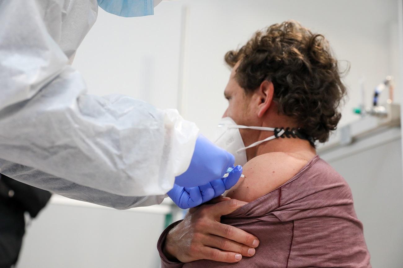Un hombre recibe una vacuna contra la COVID-19. Fuente: Europa press.
