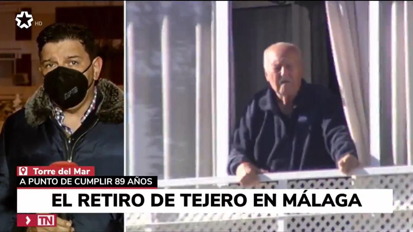 Tejero se asoma por la ventana y se dirige a la prensa