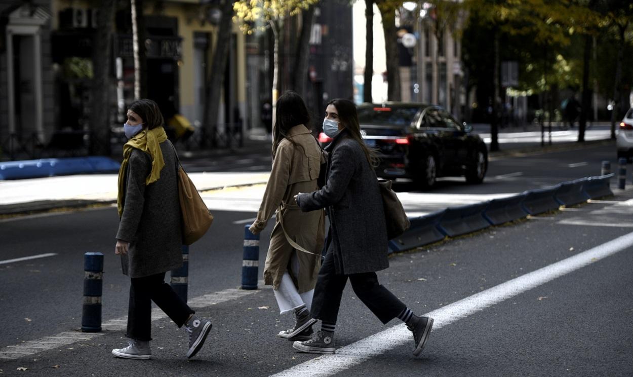 Varias jóvenes cruzan la calle en Madrid. EP archivo
