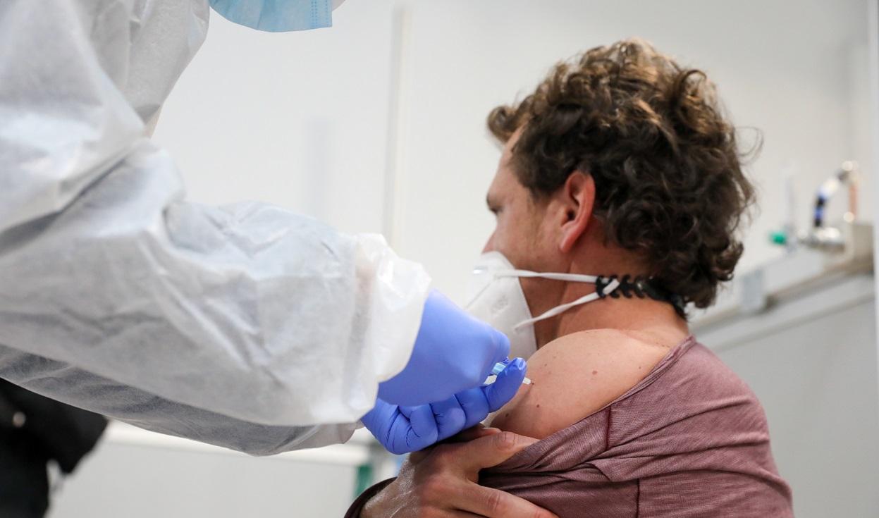 Un hombre recibe la vacuna de AstraZeneca contra el COVID 19. EP