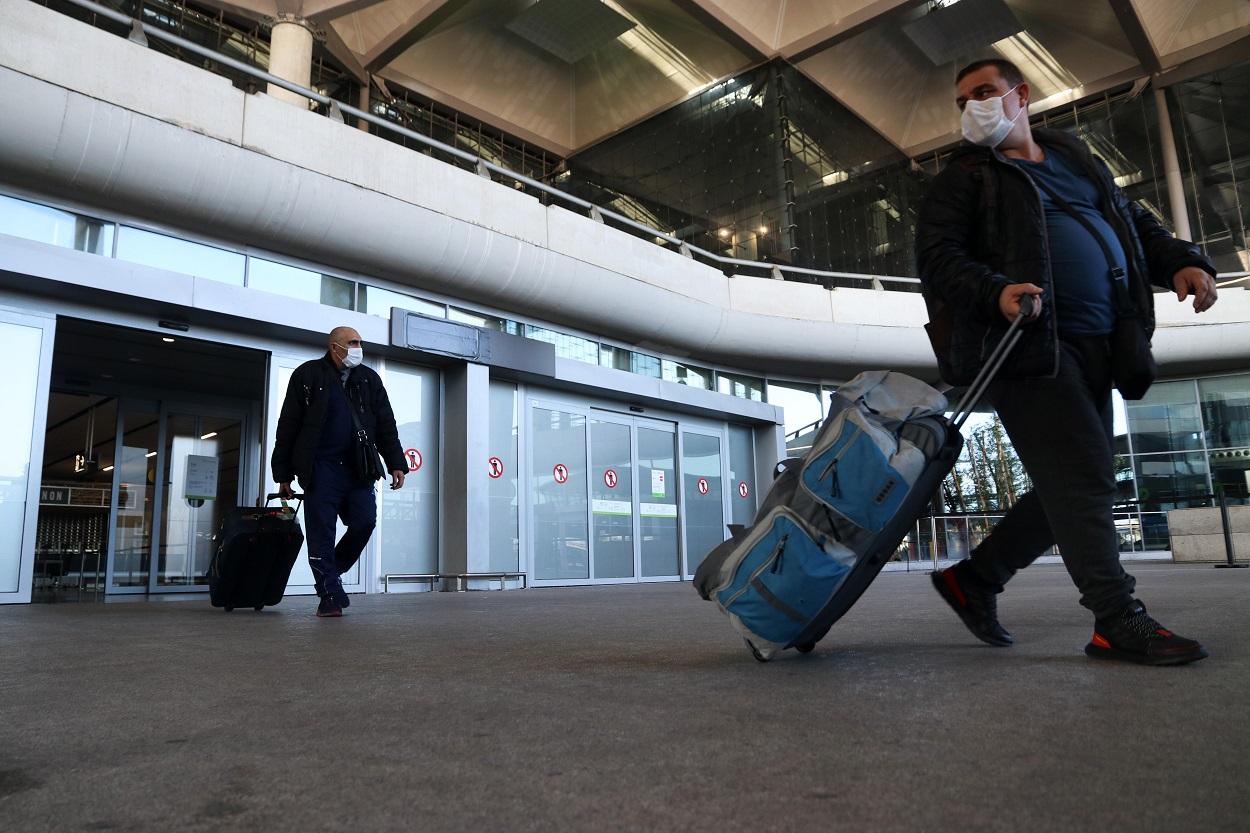 Varios turistas llegan al aeropuerto de Málaga. Europa Press