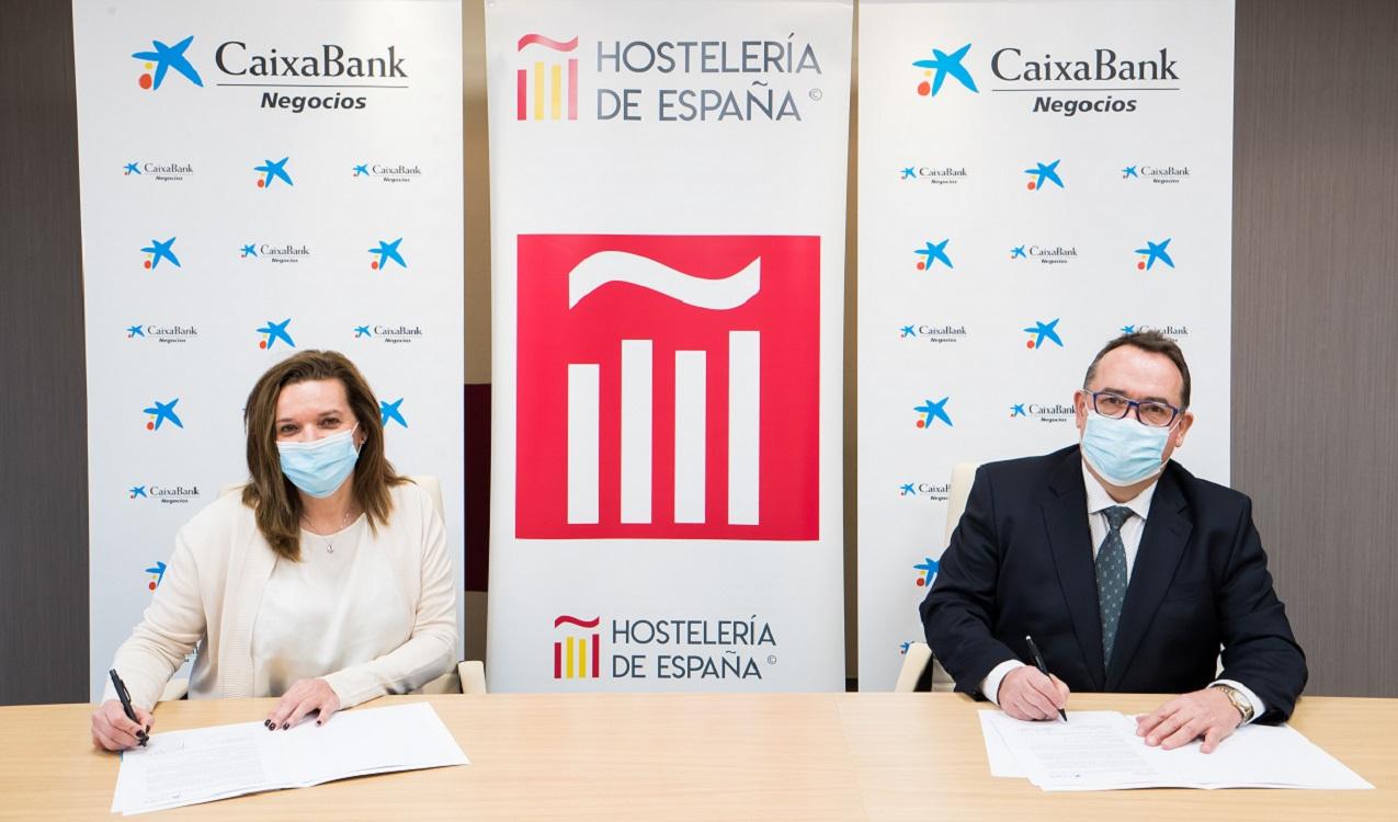 Ana Díez Fontana, directora ejecutiva de Negocios y Emprendedores de CaixaBank, y Jose Luís Yzuel, presidente de Hostelería de España