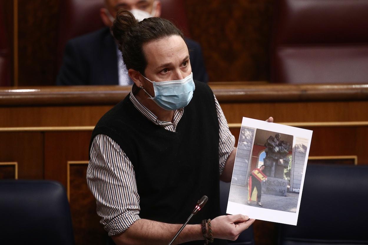 Iglesias muestra una imagen de Olona haciendo violencia callejera. Europa Press