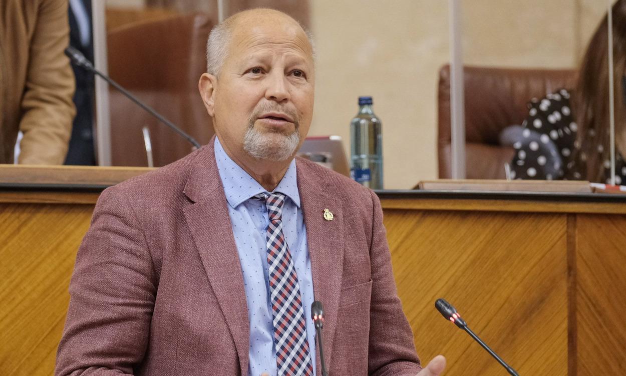 El consejero Javier Imbroda, en la tribuna del Parlamento.