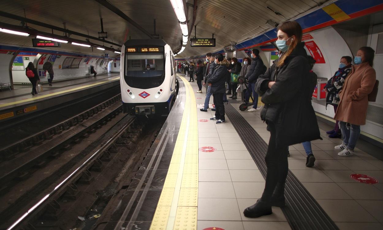 Varios pasajeros esperan en un andén de metro de la estación de Sol. EP