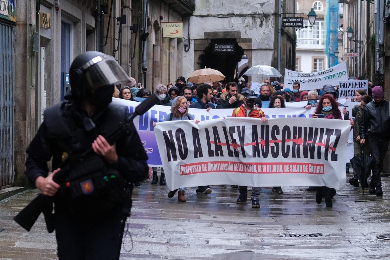 Imagen de los negacionistas que se manifestaron el fin de semana contra la Ley de Salud y de cuyos planteamientos se desmarca el resto de críticos con la normativa (Foto: Europa Press),