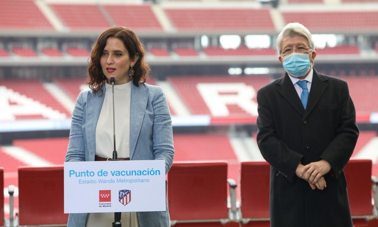 La presidenta de la Comunidad de Madrid, Isabel Díaz Ayuso, junto al presidente del Atlético de Madrid, Enrique Cerezo. EP