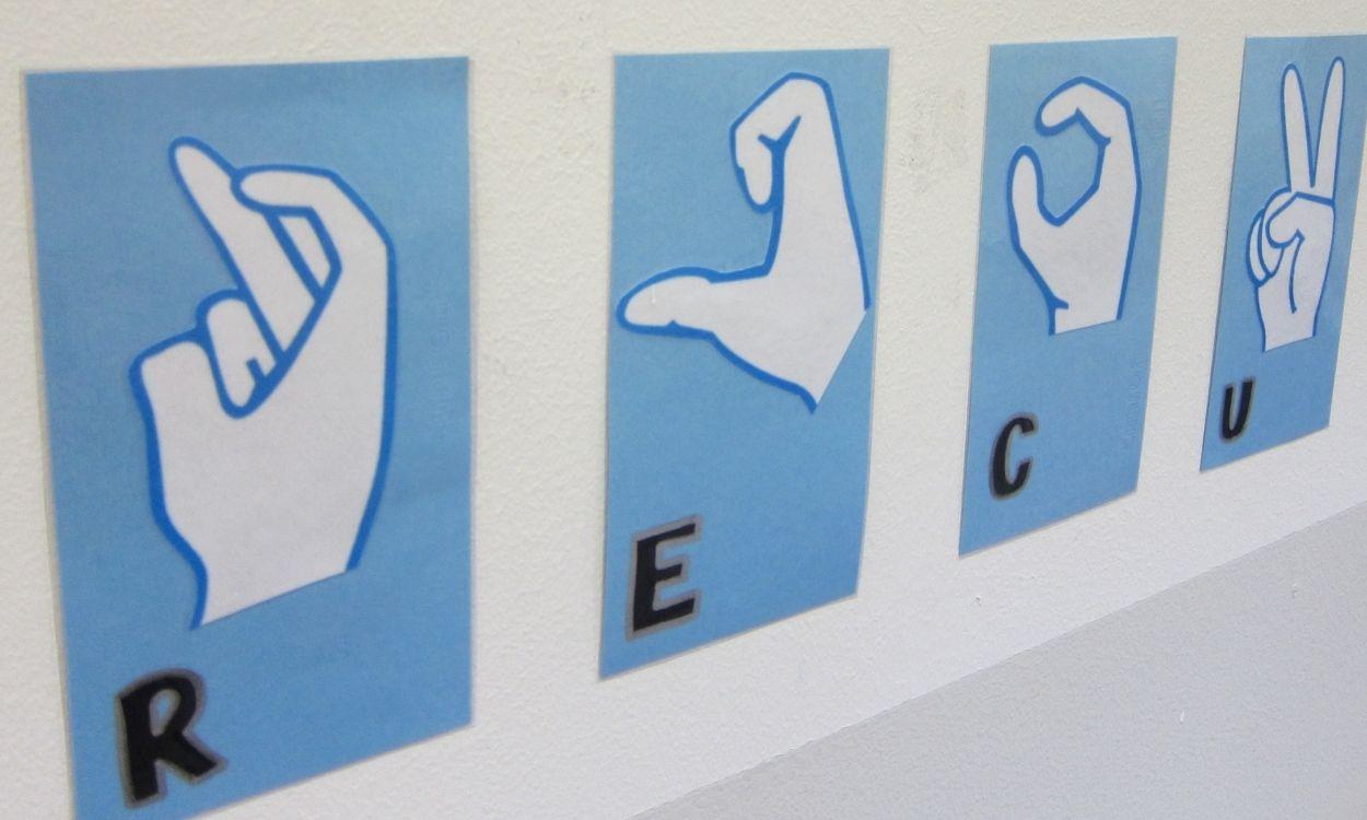 Imagen de un panel sobre lenguaje de signos