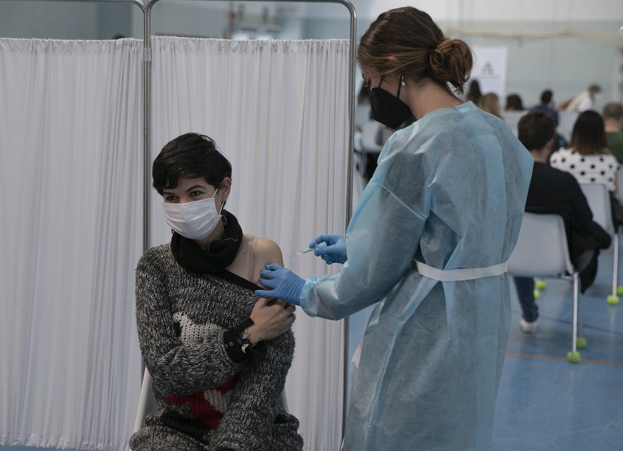 Profesionales de Educación reciben la primera dosis de la vacuna AstraZeneca en las instalaciones del SADUS en Los Bermejales