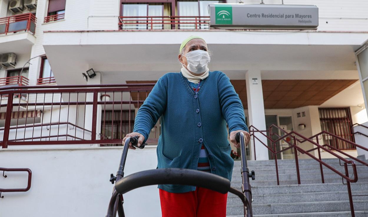 Una anciana sale de una residencia de mayores de Sevilla, en el segundo día que se les permite salir. 16 de fefrero 20221. EP
