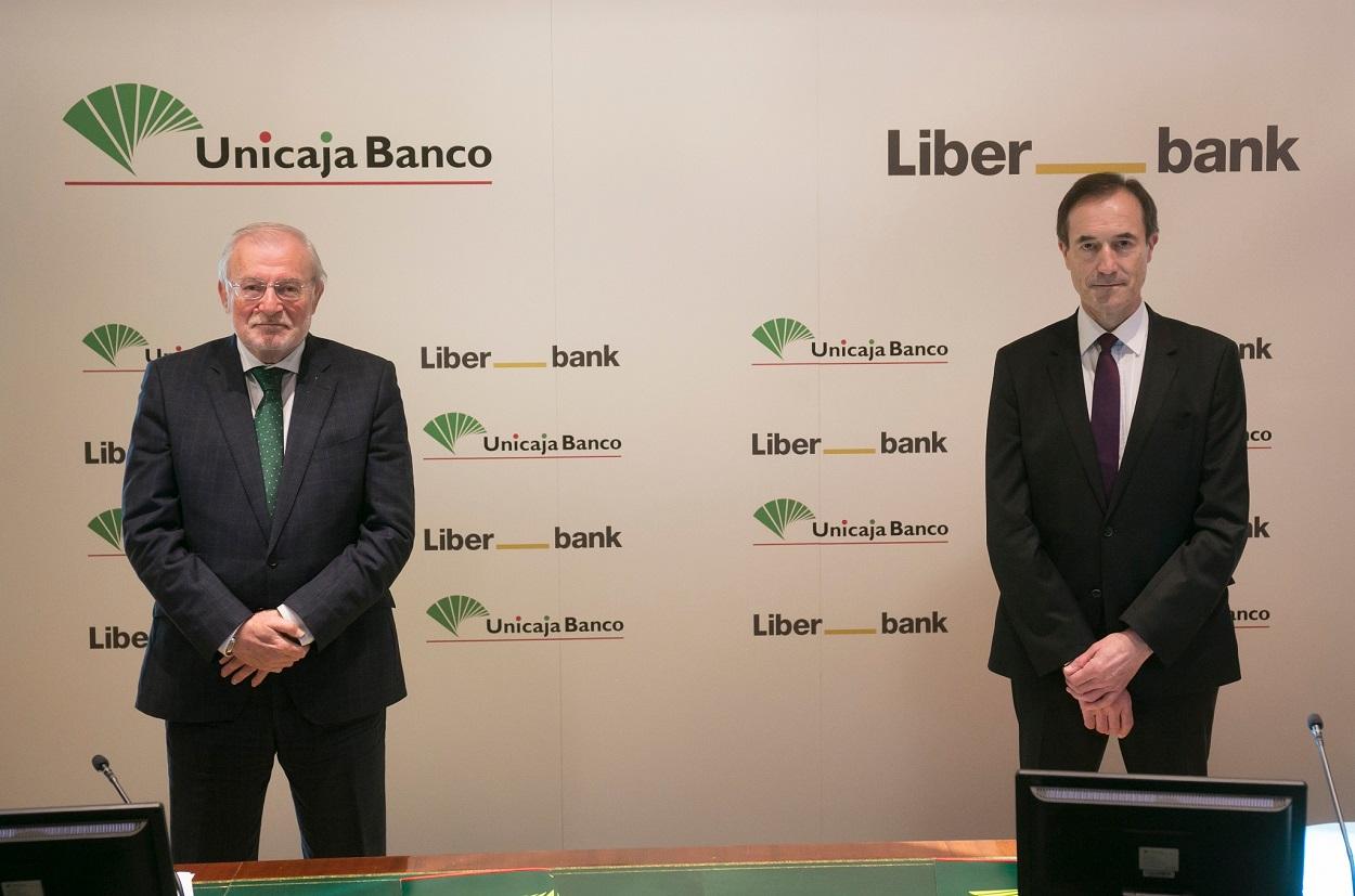 Manuel Azuaga (Unicaja) y Manuel Menéndez (Liberbank). Europa Press
