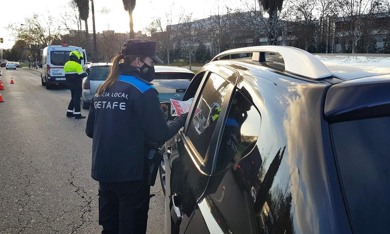 La policía local de Getafe vigila que se cumplan las restricciones en las zonas básicas de salud. EP