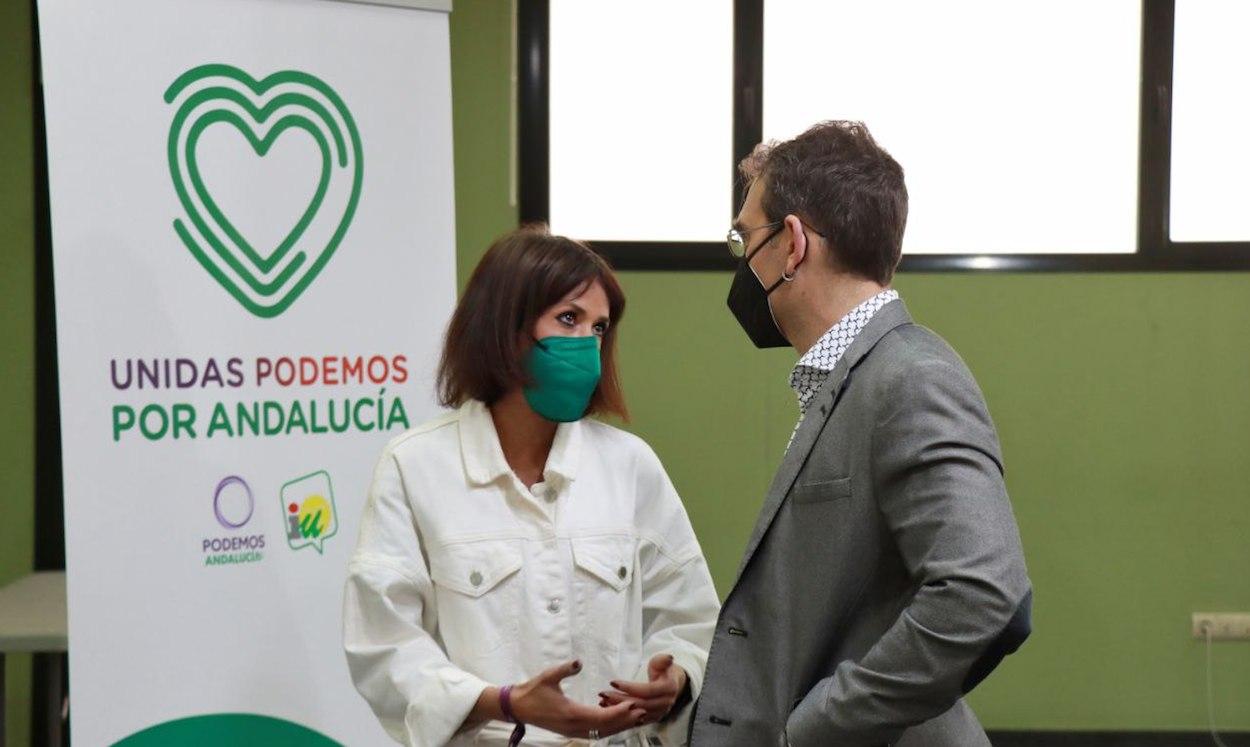 Martina Verlade y Toni Valero, ayer poco antes de la rueda de prensa para presentar Podemos por Andalucía.