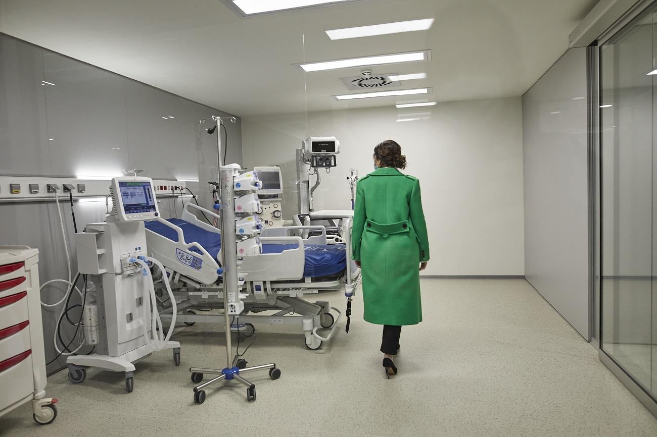 La presidenta de la Comunidad de Madrid, Isabel Díaz Ayuso, durante la inauguración del Hospital Isabel Zendal. Fuente: Europa Press.