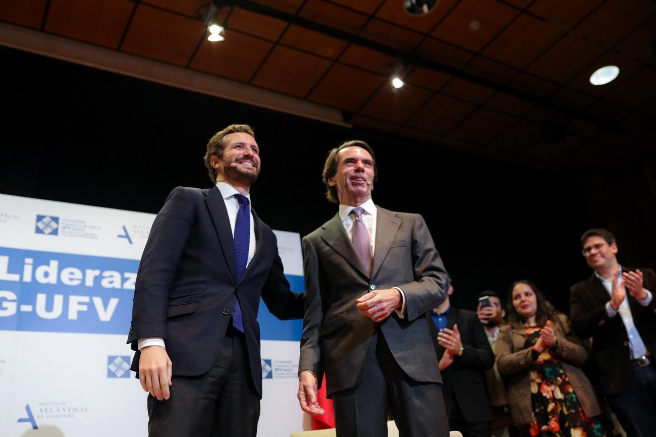 El presidente del Partido Popular, Pablo Casado (i) y el expresidente del Gobierno José María Aznar en una imagen de archivo. Fuente: Europa Press.
