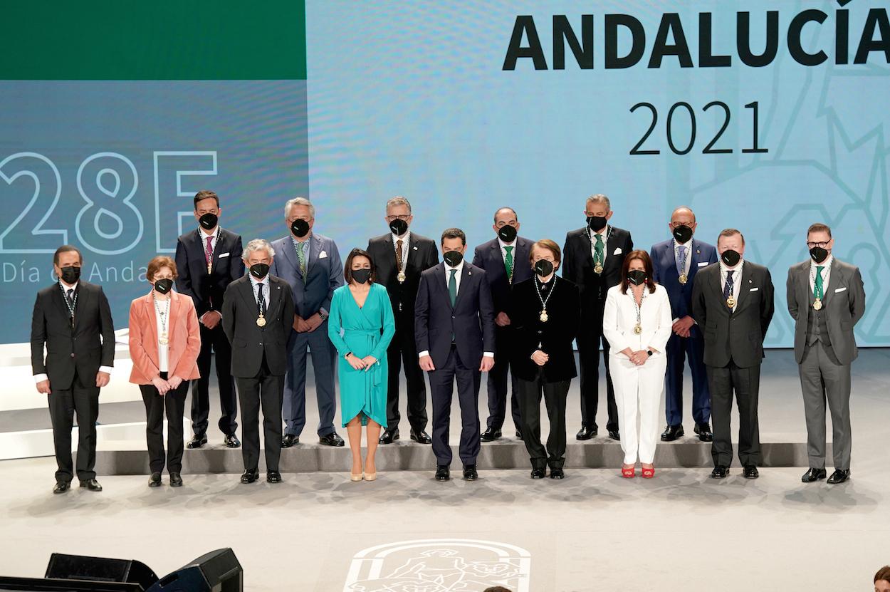 Foto de familia del presidente de Junta y los galadornados el 28F.