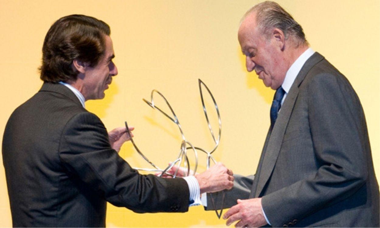 El expresidente del Gobierno, José María Aznar, junto al rey Emérito en la entrega de un premio. EP