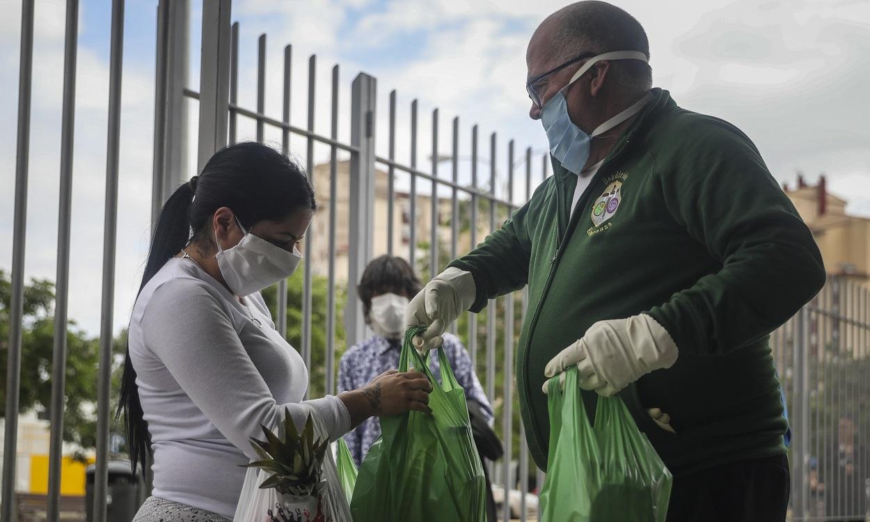 Entrega de alimentos en el Polígono Sur de Sevilla. EP