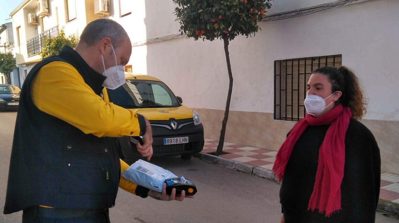 Todos los carteros rurales de Jaén van provistos con PDAs que permiten la conexión a los sistemas de Correos y el cobro de cantidades con tarjeta bancaria