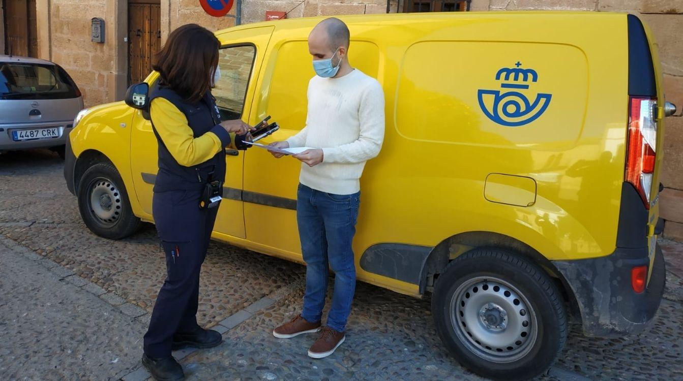 Correos ha iniciado un proyecto piloto en la provincia de Jaén, por el que 98 carteros y carteras rurales podrán vender en el domicilio sellos, sobres y embalajes para paquetes, entre otros