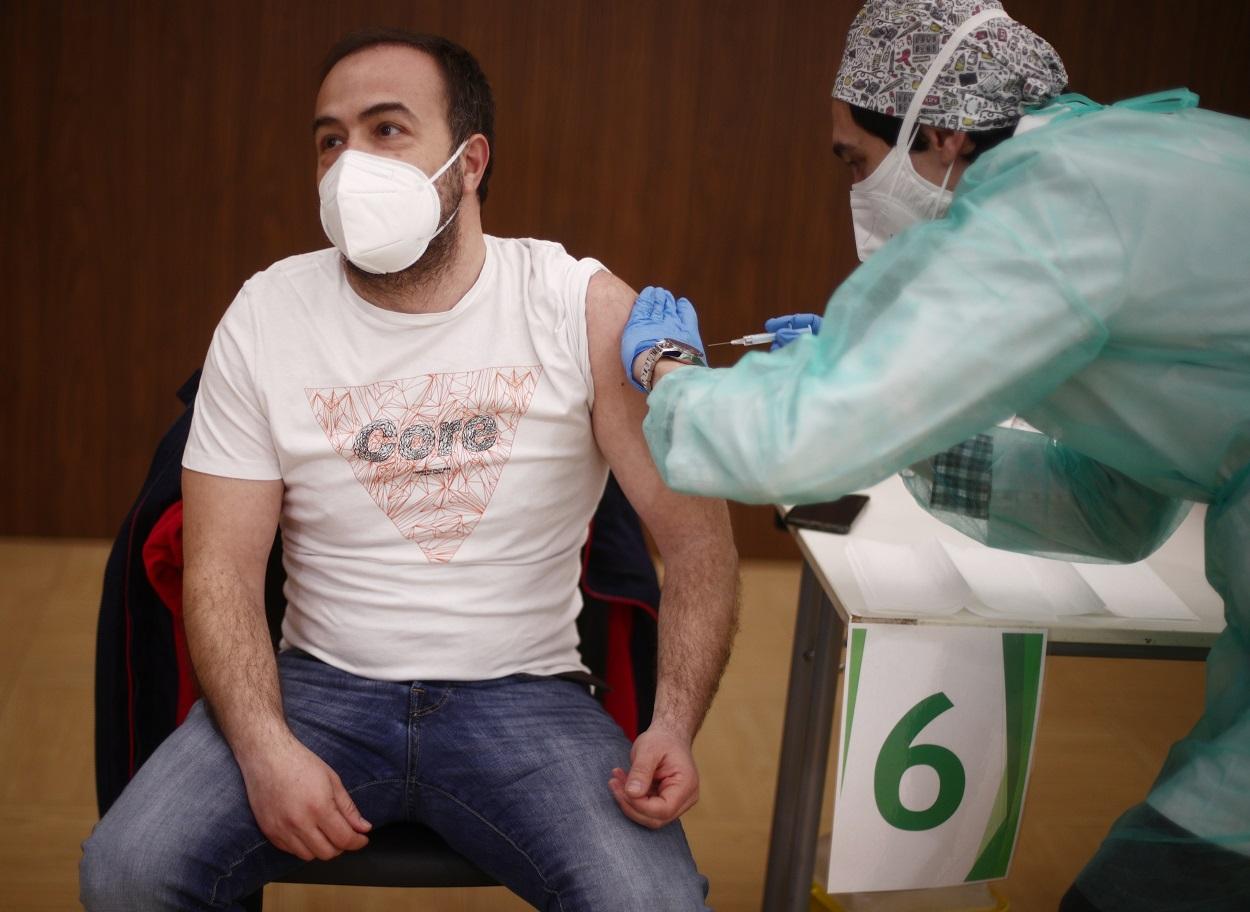 Un profesional farmacéutico recibe la vacuna contra la COVID 19. Eduardo Parra   Europa Press