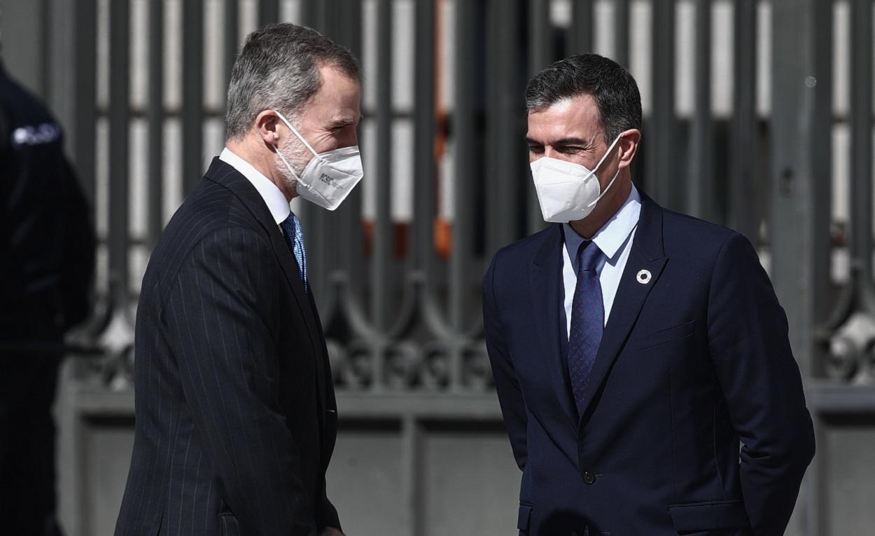 El Rey Felipe VI y el presidente del Gobierno, Pedro Sánchez. EP