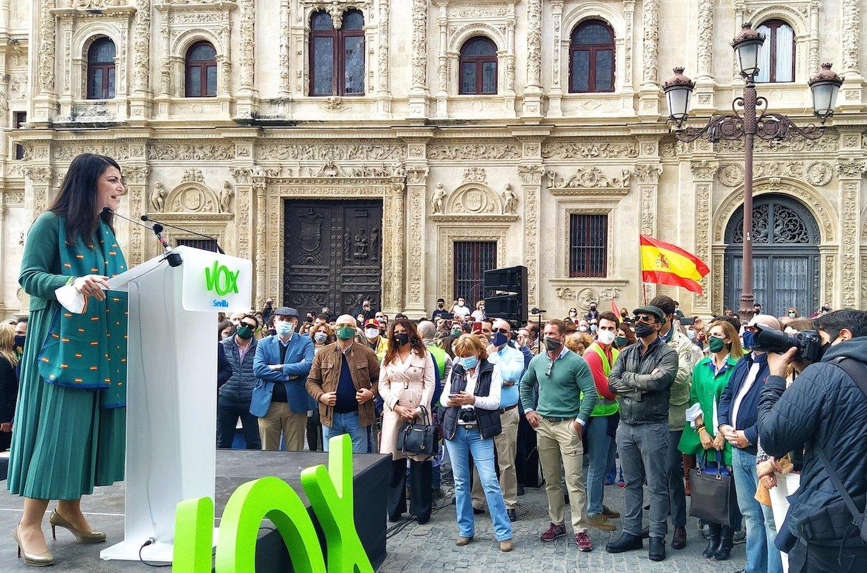 Macarena Olona se dirige a los seguidores ultras en el acto de Sevilla, el 28 de Febrero.