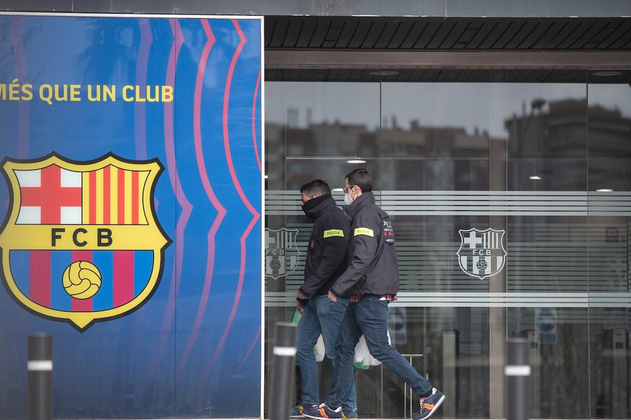 Dos personas entran por una de las puertas del Camp Nou, Barcelona