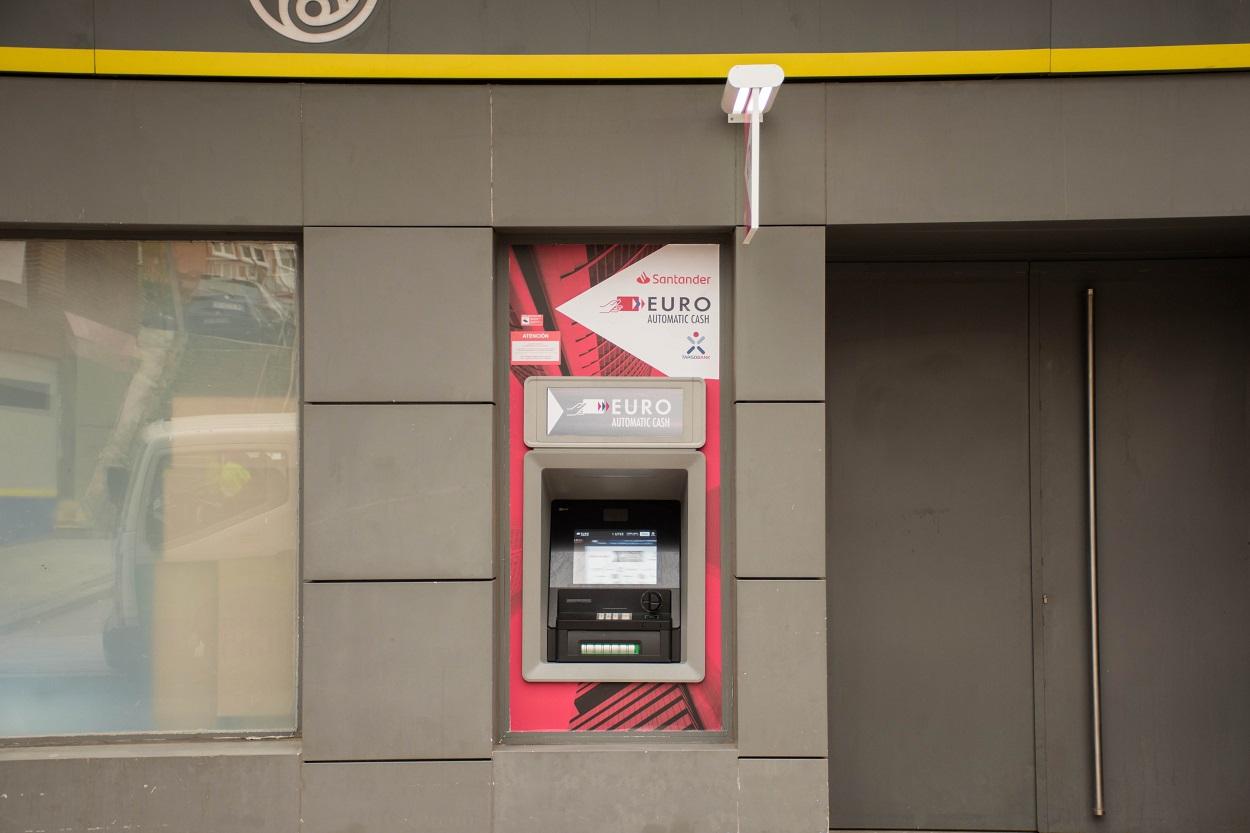 Cajero del Banco Santander y Correos