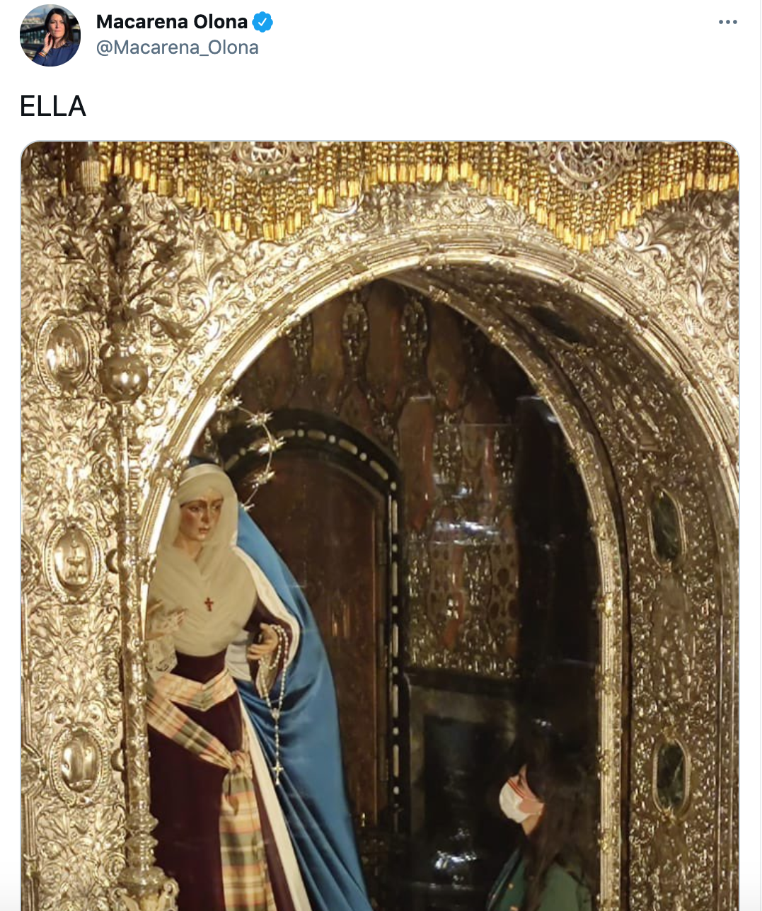 Macarena Olona con la virgen de La Macarena. Twitter Macarena Olona con la virgen de La Macarena. Twitter