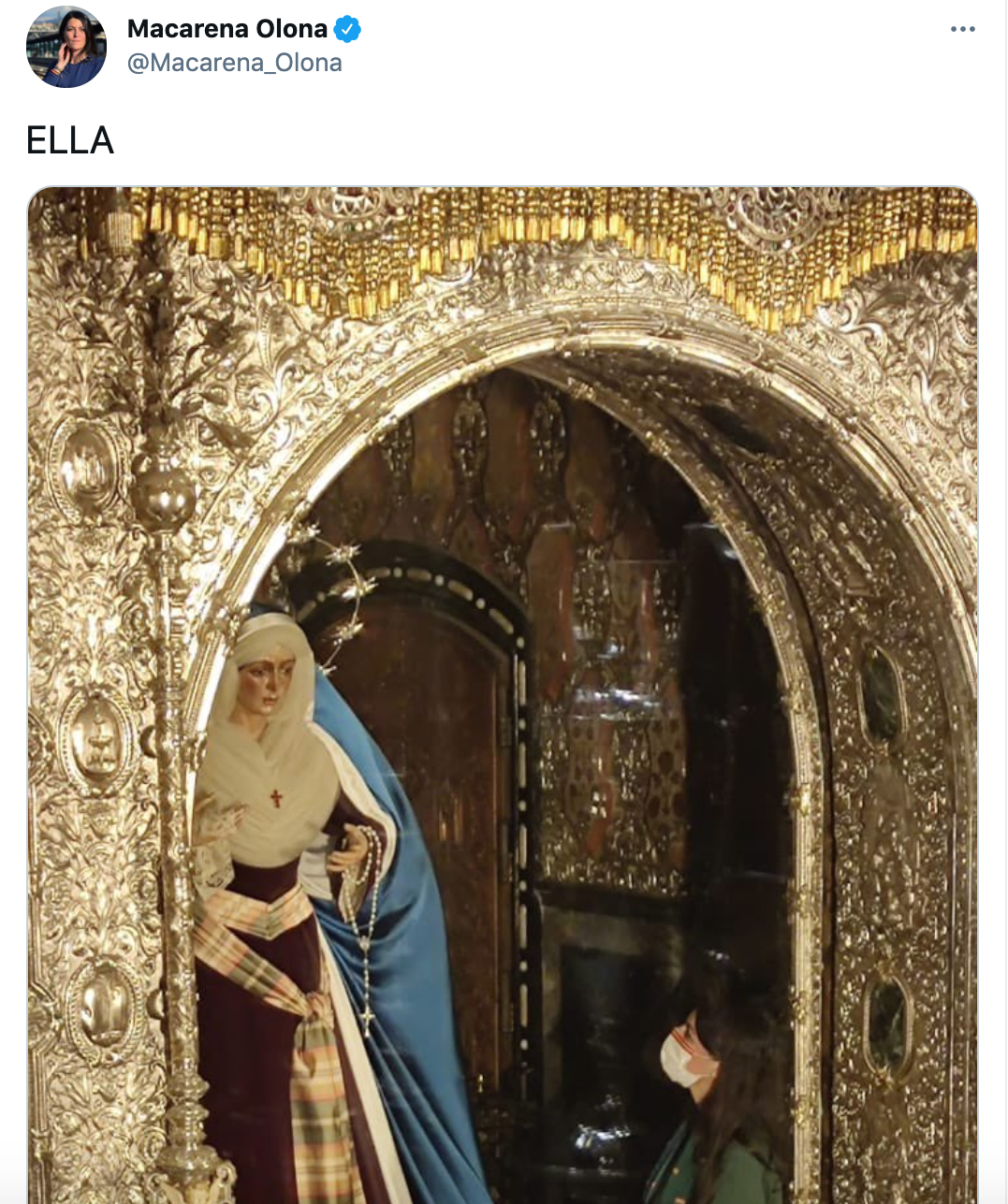 Macarena Olona con la virgen de La Macarena. Twitter