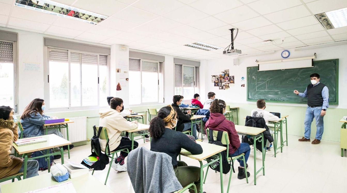 Profesor y alumnos en el IES Valmayor de Madrid. Programa de Liderazgo para el Aprendizaje de EduCaixa