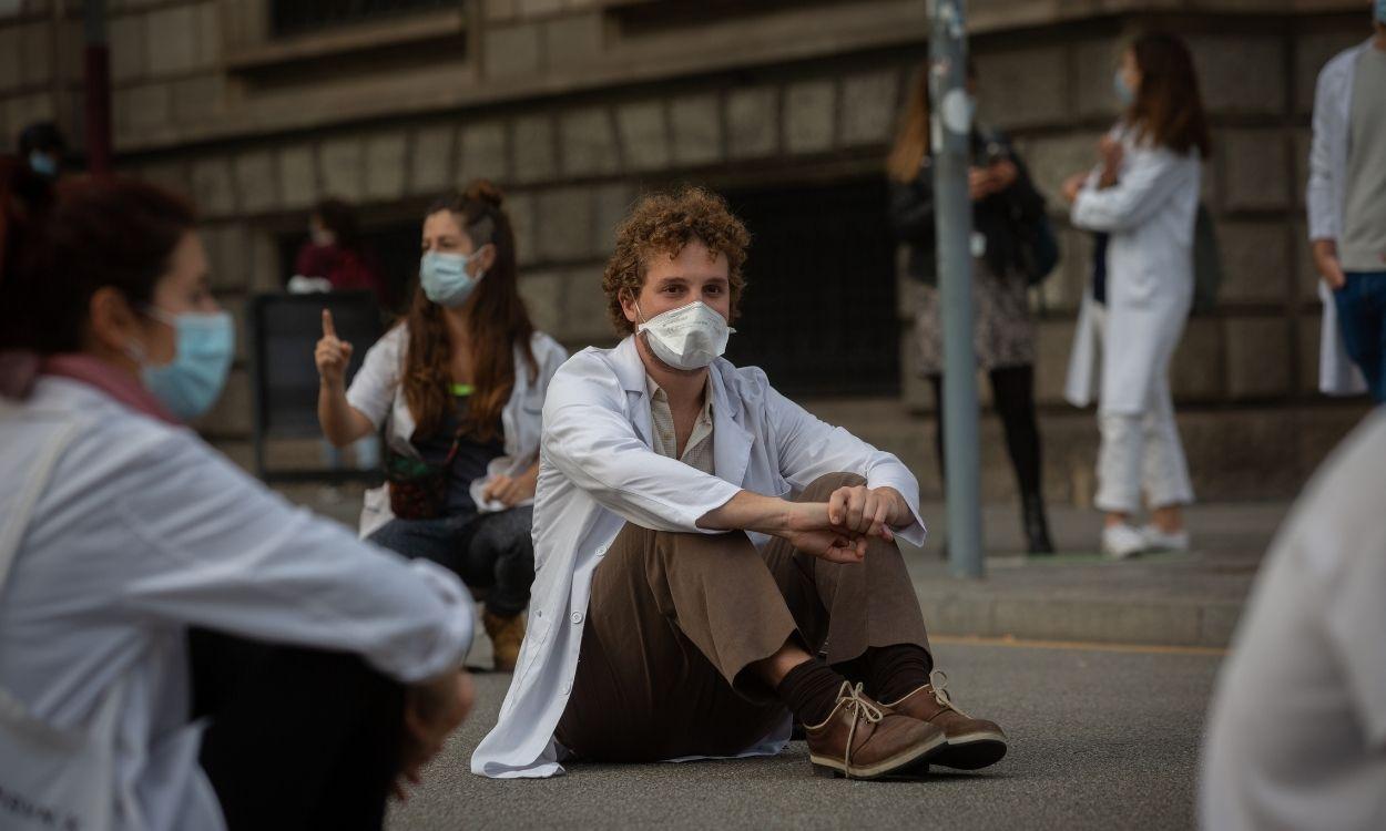 Concentración de médicos residentes en una manifestación en Cataluña. EP